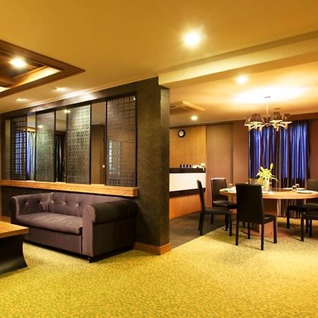 Q Hotel Bangkok Bagian luar foto