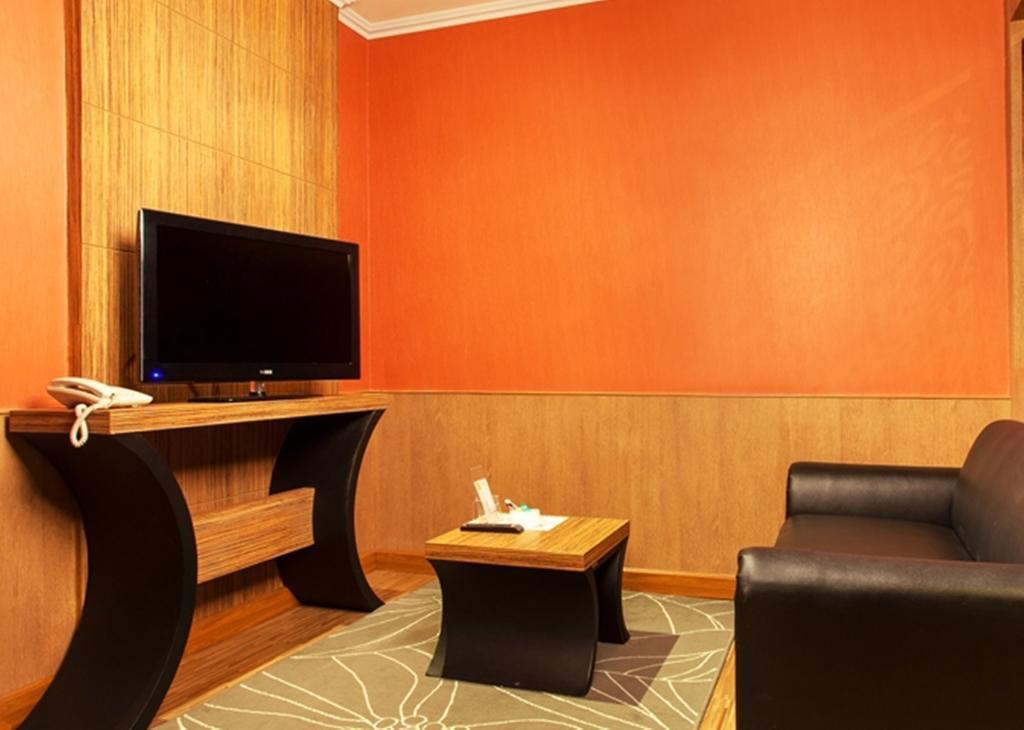 Q Hotel Bangkok Bagian luar foto