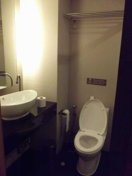 Q Hotel Bangkok Bagian luar foto