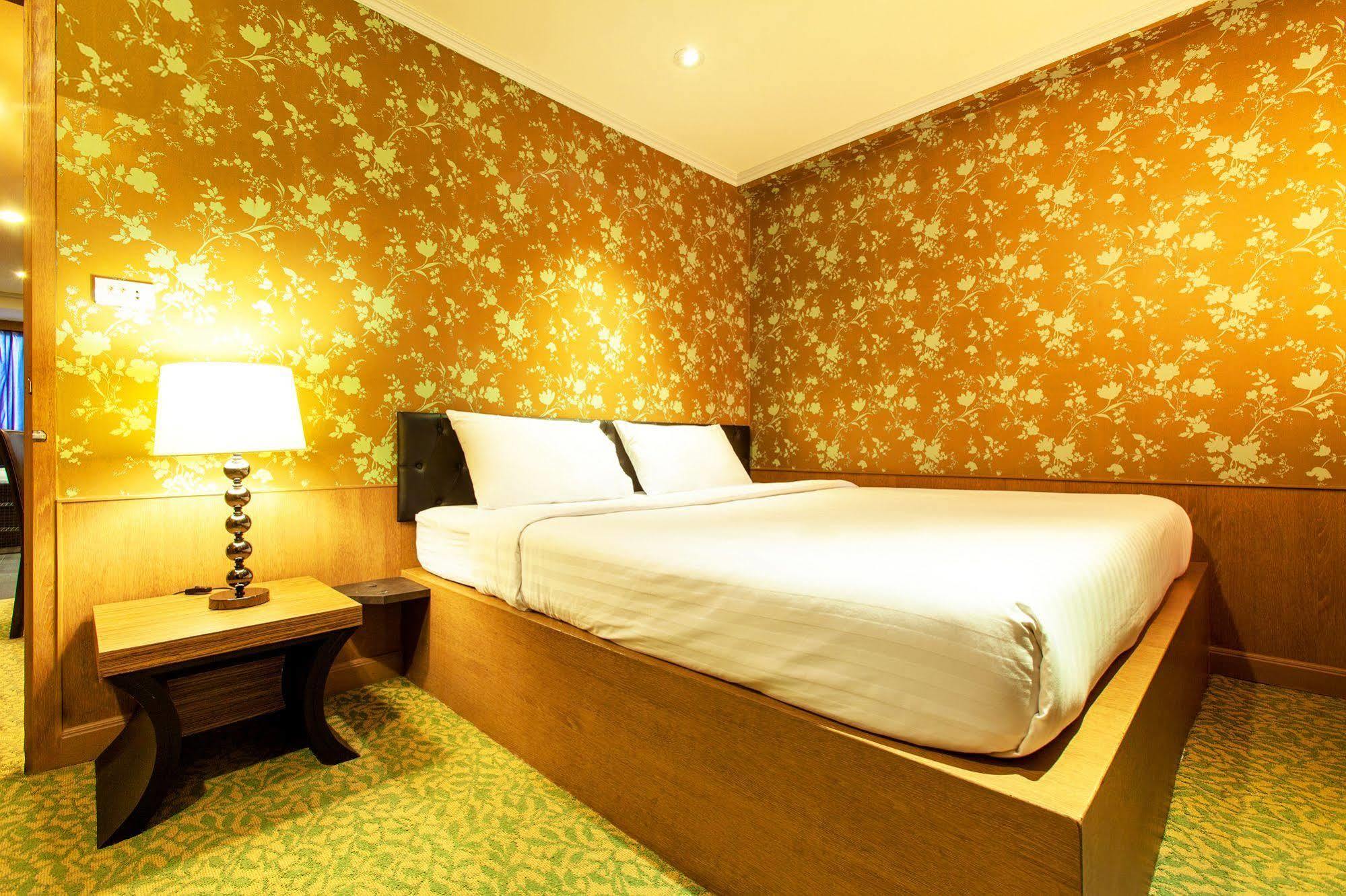 Q Hotel Bangkok Bagian luar foto