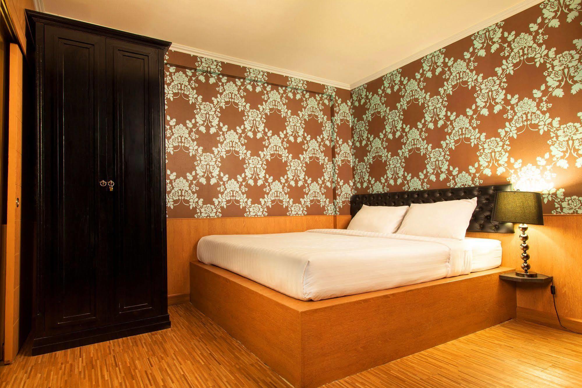 Q Hotel Bangkok Bagian luar foto