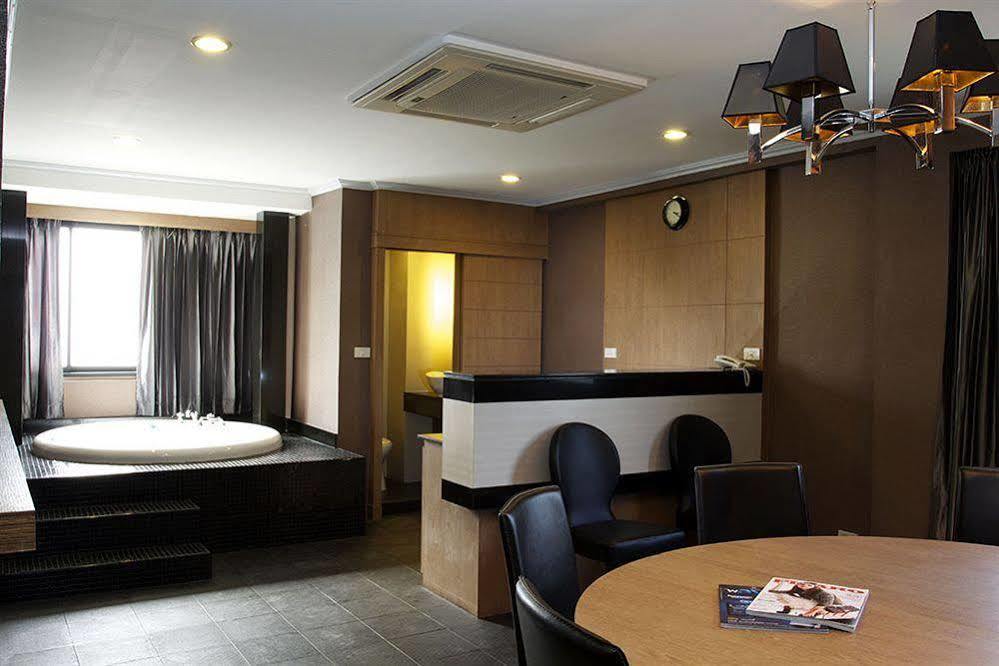 Q Hotel Bangkok Bagian luar foto