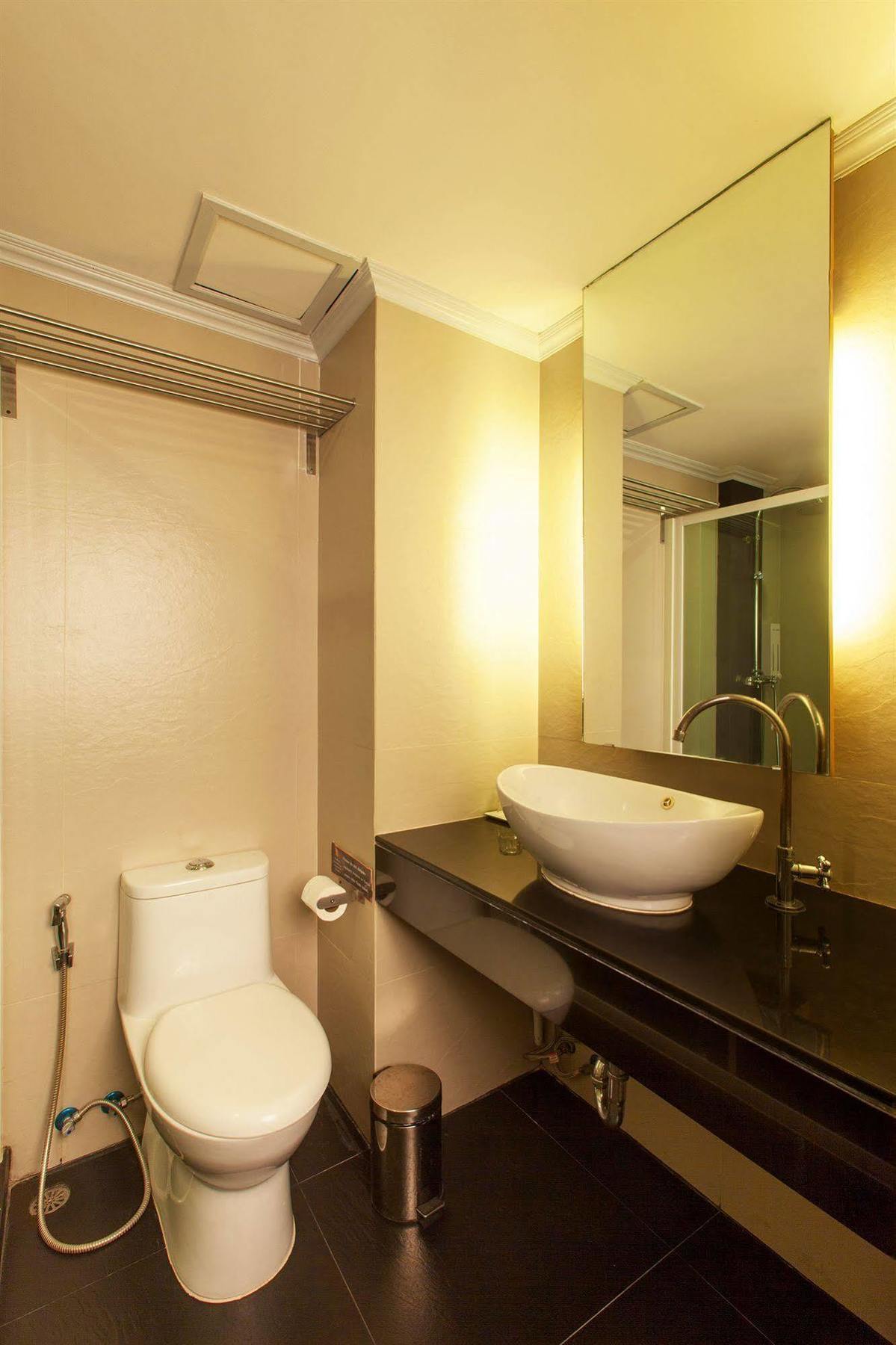 Q Hotel Bangkok Bagian luar foto