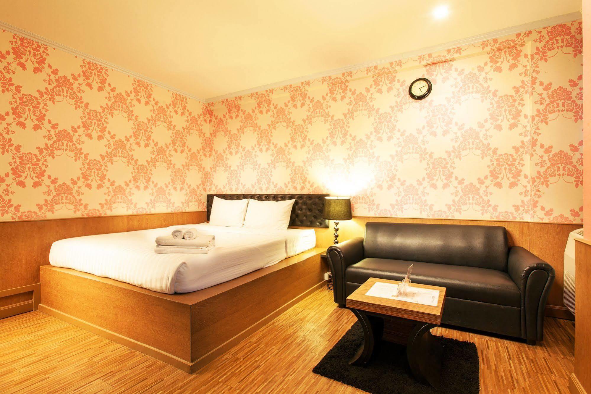 Q Hotel Bangkok Bagian luar foto