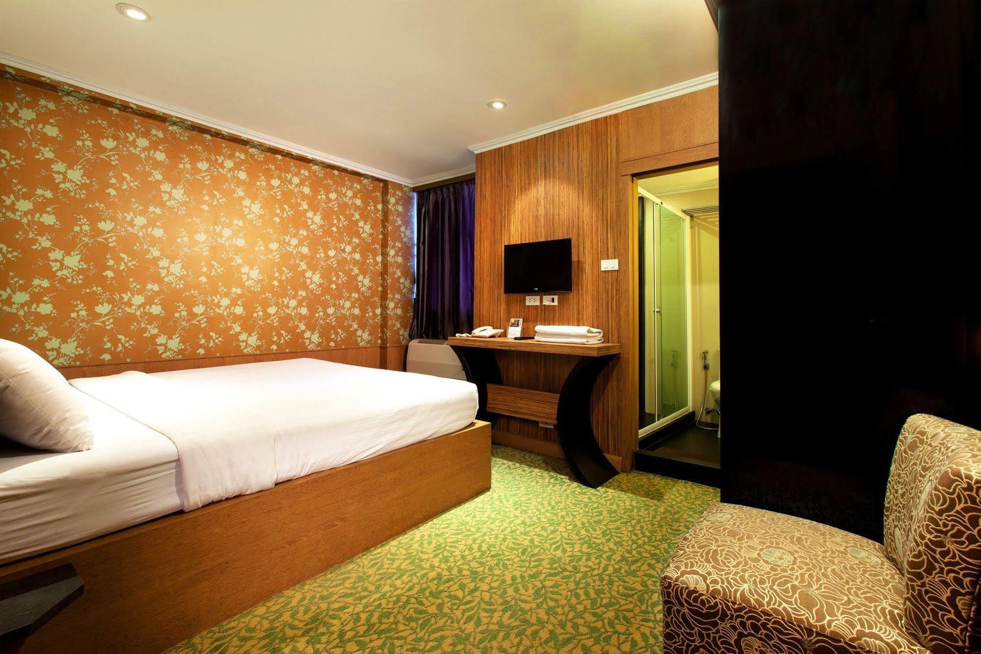 Q Hotel Bangkok Bagian luar foto