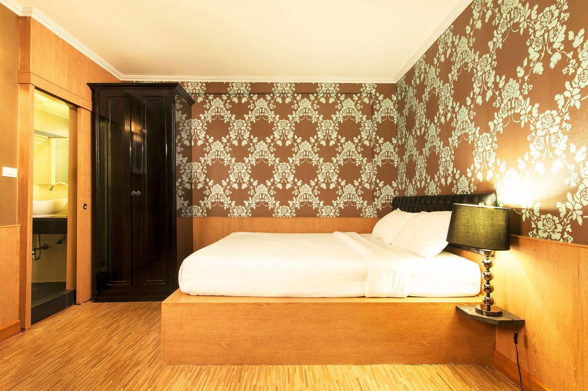 Q Hotel Bangkok Bagian luar foto