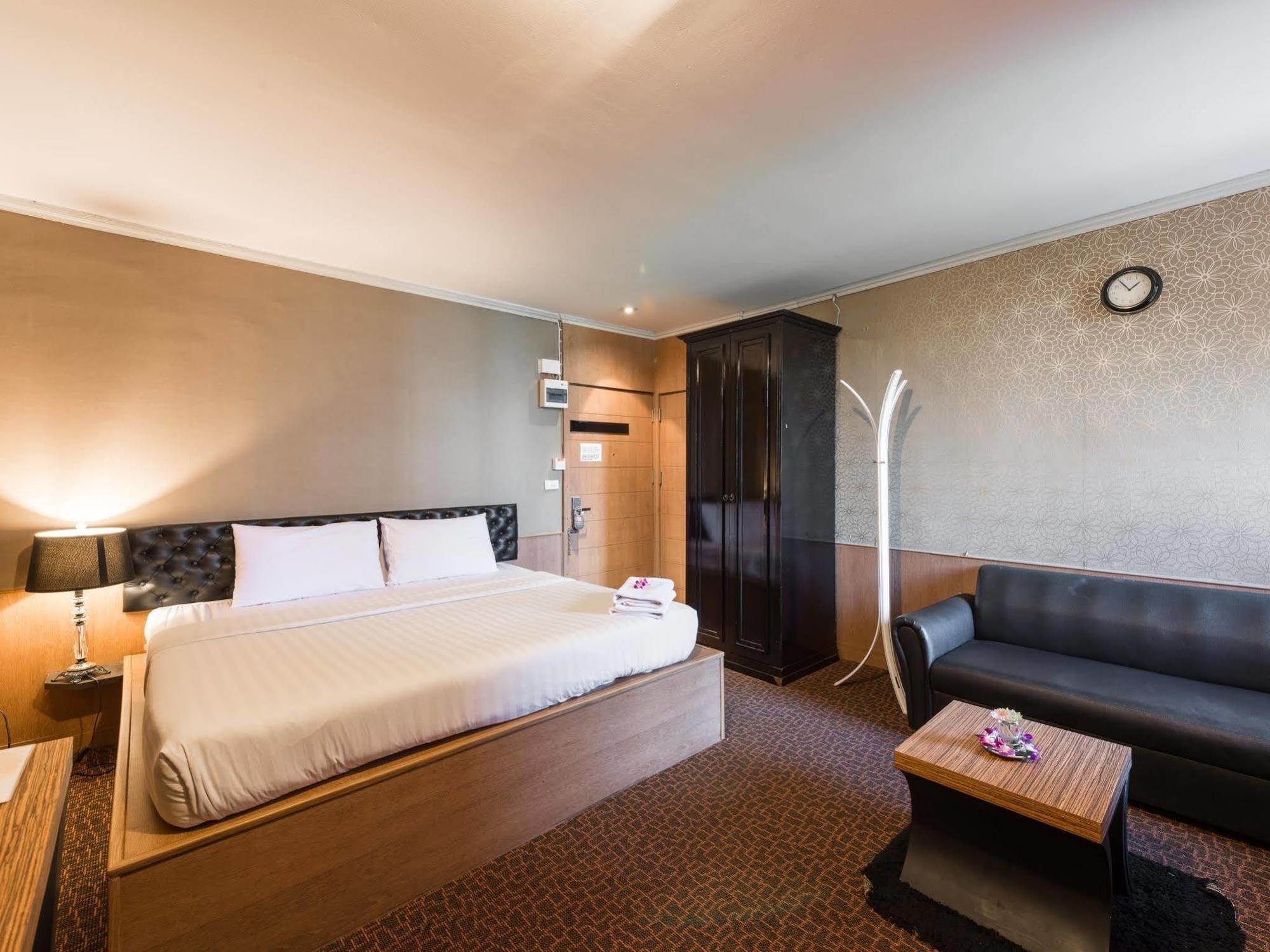 Q Hotel Bangkok Bagian luar foto