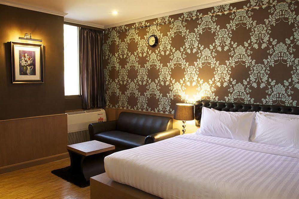 Q Hotel Bangkok Bagian luar foto